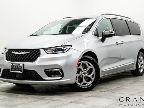 Used 2023 Chrysler Pacifica Limited image 1