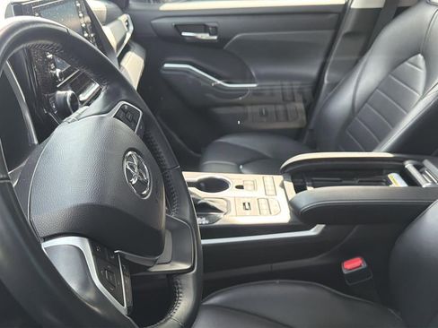 Used 2022 Toyota Highlander XLE AWD/4WD image 9