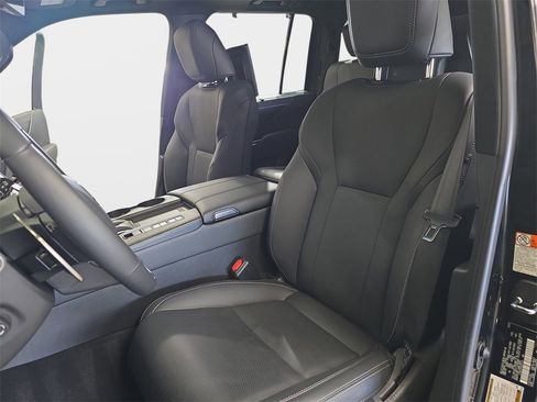 Certified 2025 Lexus LX 600 4WD w/ Luxury Package image 18