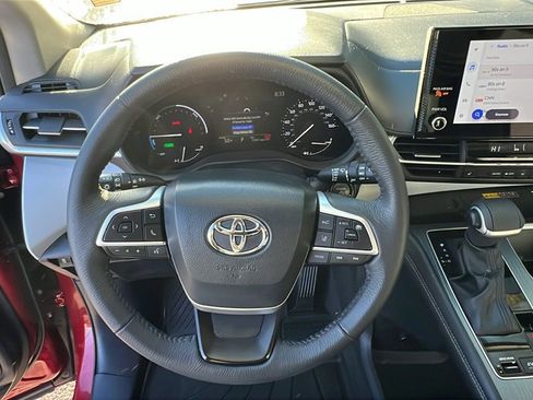 Used 2025 Toyota Sienna XLE image 24