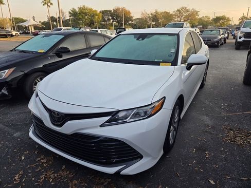 Used 2019 Toyota Camry LE image 3