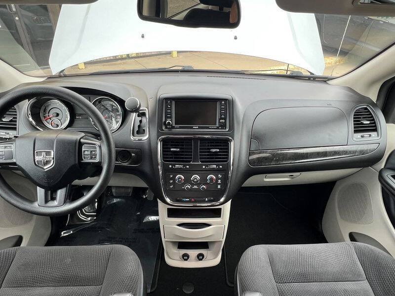 Used 2018 Dodge Grand Caravan SE w/ UConnect Hands-Free Group FWD image 21
