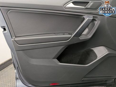 Used 2021 Volkswagen Tiguan SE w/ Panoramic Sunroof Package image 8
