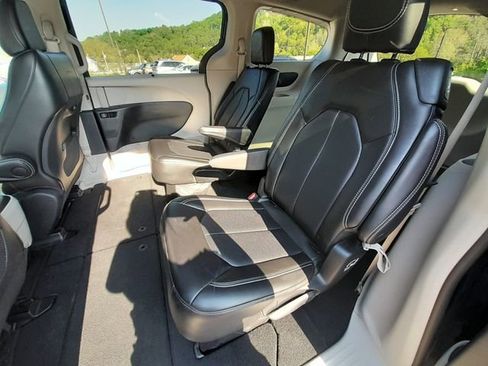 Used 2023 Chrysler Pacifica Touring-L FWD image 40