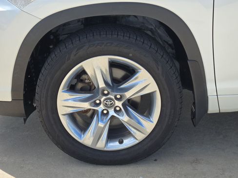 Used 2017 Toyota Highlander Limited FWD image 9