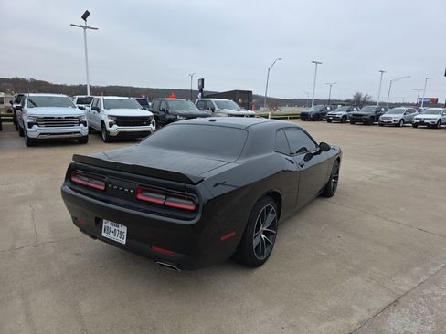 Used 2018 Dodge Challenger SXT w/ Performance Handling Group image 5