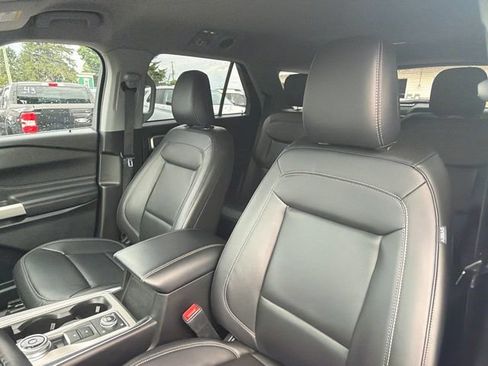Used 2023 Ford Explorer XLT w/ Equipment Group 202A AWD/4WD image 17