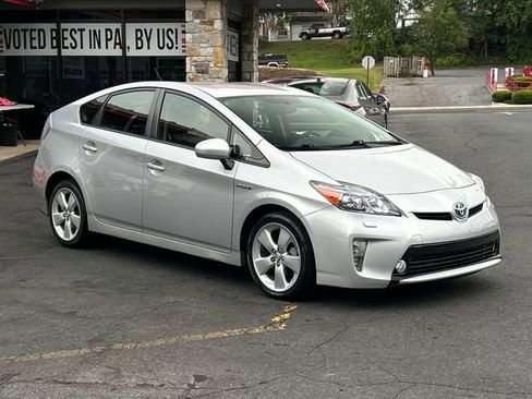 Used 2015 Toyota Prius Five image 1