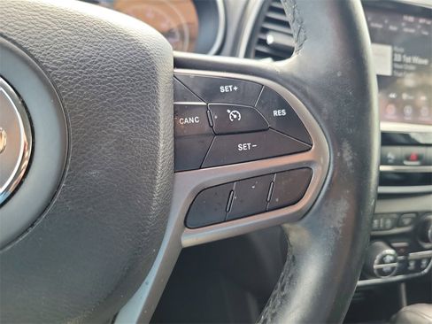 Used 2019 Jeep Cherokee Limited image 25