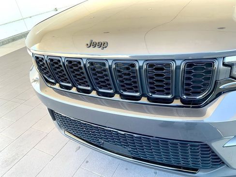 Used 2023 Jeep Grand Cherokee Altitude image 2