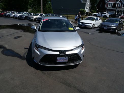 Used 2021 Toyota Corolla LE FWD image 3