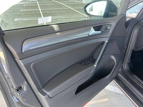 Used 2019 Volkswagen e-Golf SEL Premium image 11