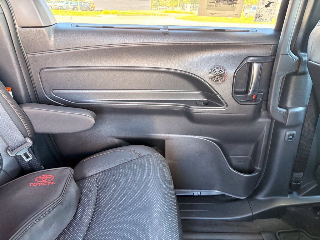 Used 2026 Toyota Sienna Platinum AWD/4WD image 28