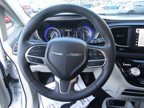 Used 2022 Chrysler Voyager LX image 13