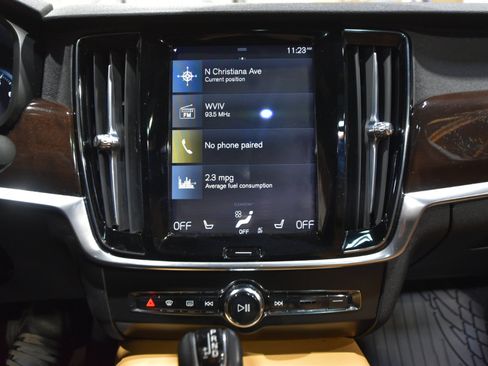 Used 2017 Volvo S90 T6 Momentum w/ Vision Package image 22