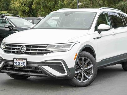 Used 2022 Volkswagen Tiguan SE w/ Panoramic Sunroof Package