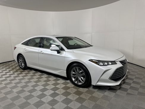 Used 2020 Toyota Avalon XLE w/ Moonroof Package image 1