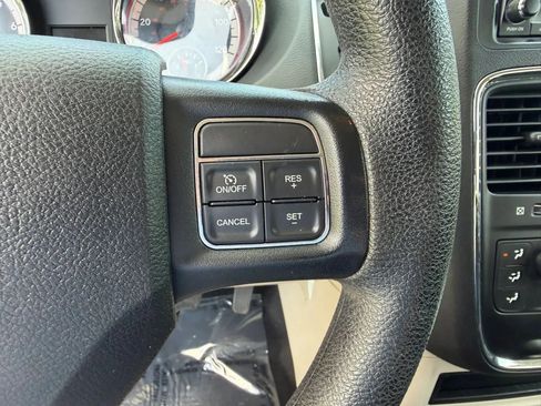 Used 2018 Dodge Grand Caravan SE w/ UConnect Hands-Free Group FWD image 18