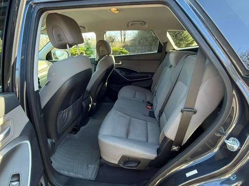 Used 2017 Hyundai Santa Fe SE image 18