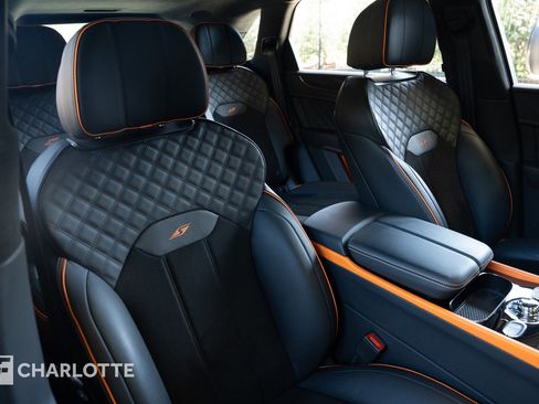 Used 2025 Bentley Bentayga image 31