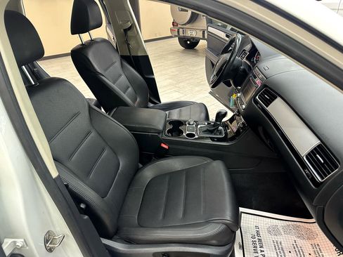 Used 2015 Volkswagen Touareg Sport image 38