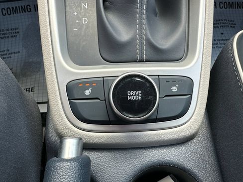 Used 2025 Hyundai Venue Limited FWD image 58