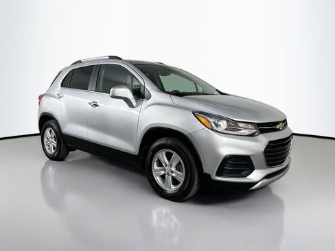 Used 2020 Chevrolet Trax LT w/ LT Convenience Package image 3