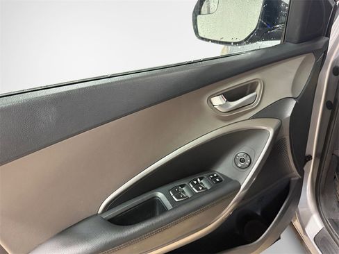 Used 2017 Hyundai Santa Fe SE image 14