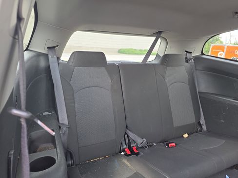 Used 2017 Chevrolet Traverse LT w/ Style and Technology Package FWD image 11
