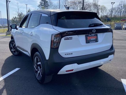 Used 2025 Nissan Kicks SV FWD image 5