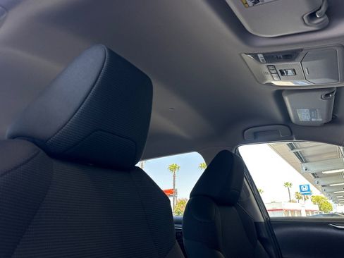 Used 2021 Toyota RAV4 LE AWD/4WD image 16