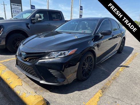 Used 2020 Toyota Camry SE image 2