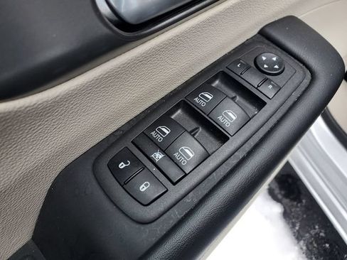 Used 2024 Chrysler Pacifica Touring-L FWD image 7