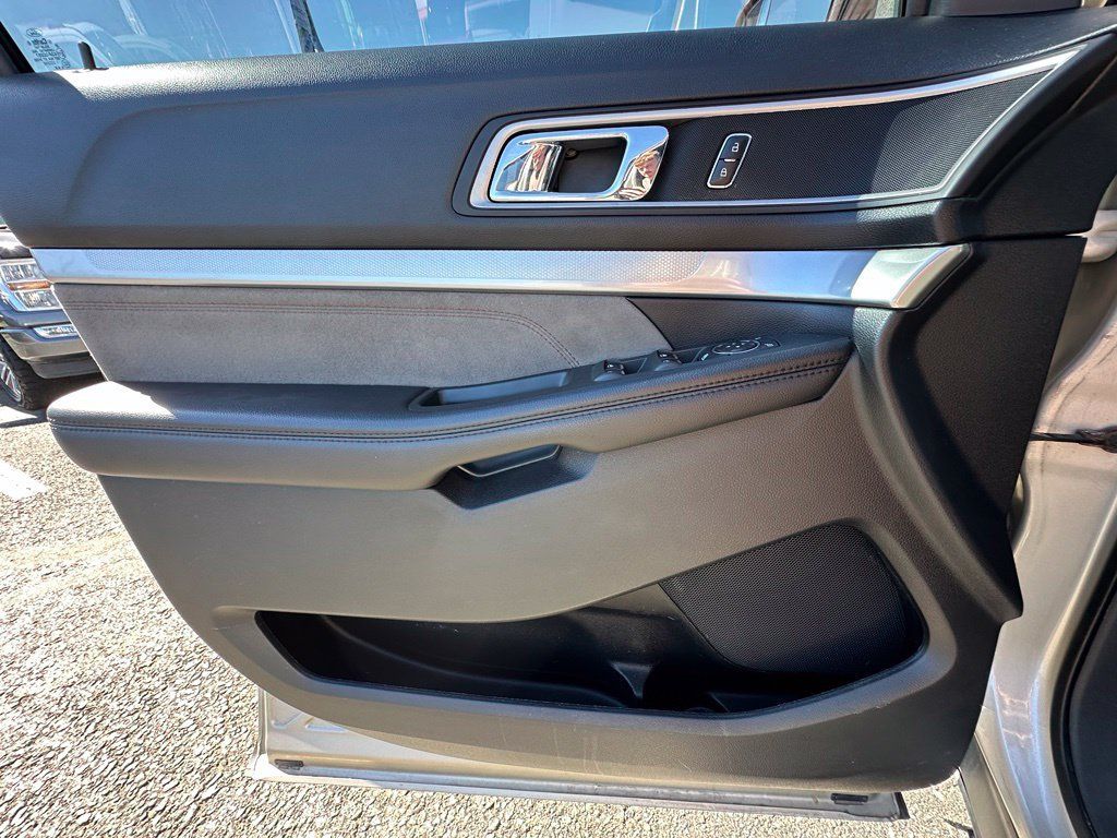 Used 2017 Ford Explorer XLT w/ Equipment Group 202A AWD/4WD image 19