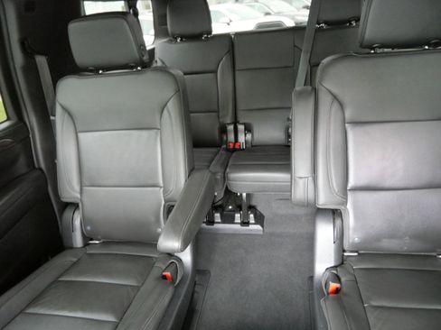 Used 2022 Chevrolet Suburban Z71 w/ Z71 Off-Road Package AWD/4WD image 13