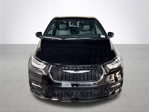 New 2026 Chrysler Pacifica Limited w/ Uconnect Theater Family Group image 3