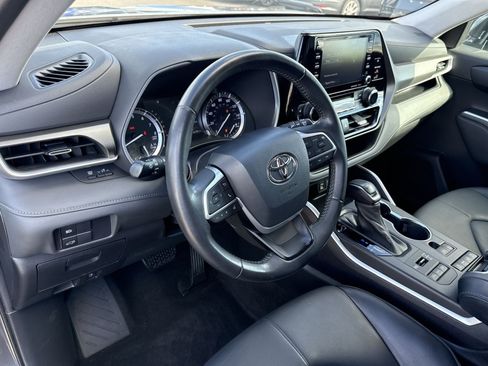 Used 2022 Toyota Highlander XLE AWD/4WD image 16