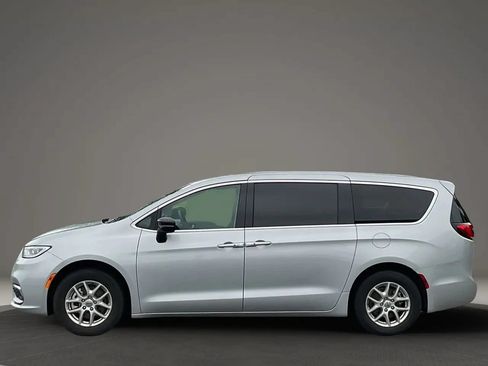 Used 2024 Chrysler Pacifica Touring-L FWD image 2