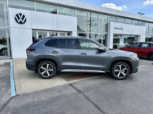 New 2025 Volkswagen Tiguan SE image 8