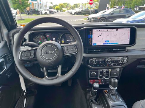 Used 2024 Jeep Wrangler Unlimited AWD/4WD image 23