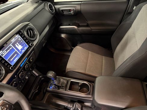 Used 2022 Toyota Tacoma TRD Sport w/ Technology Package AWD/4WD image 19
