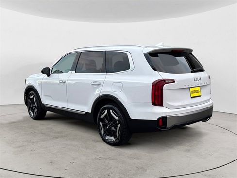 Used 2025 Kia Telluride S image 3
