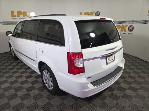 Used 2015 Chrysler Town & Country Touring image 6