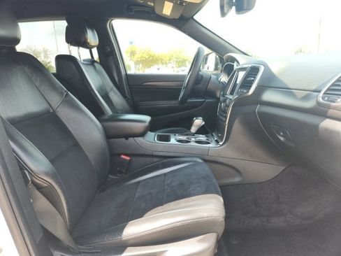 Used 2018 Jeep Grand Cherokee Altitude RWD image 17