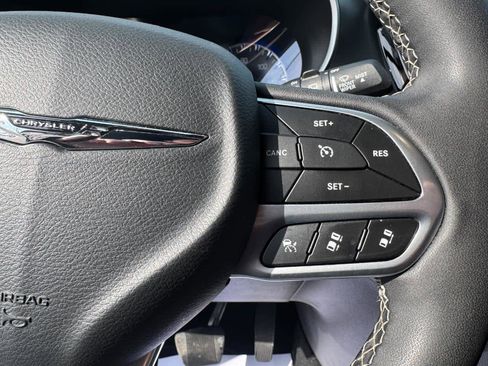 Used 2025 Chrysler Pacifica Select FWD image 10