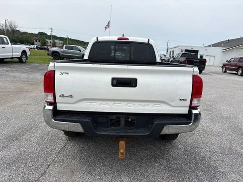 Used 2017 Toyota Tacoma SR5 AWD/4WD image 3