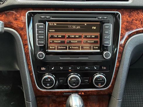 Used 2013 Volkswagen Passat TDI SEL Premium image 18