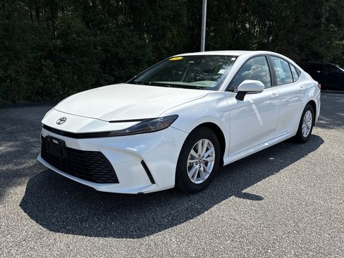 Used 2025 Toyota Camry LE FWD image 7