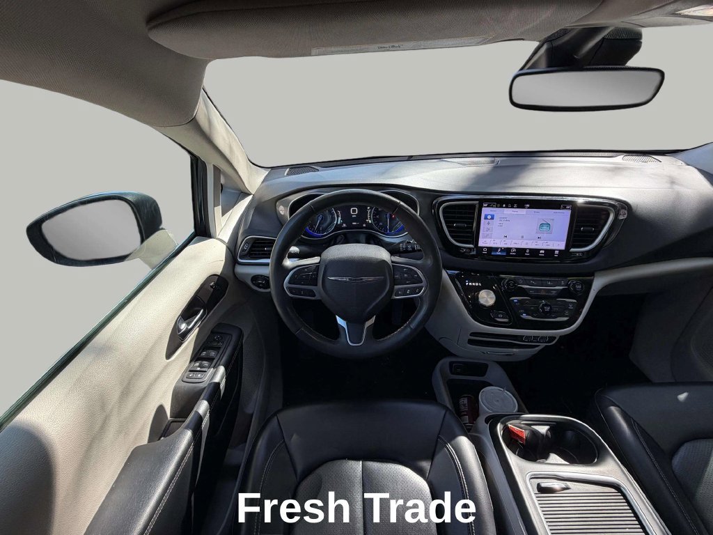 Used 2023 Chrysler Pacifica Touring-L FWD image 12