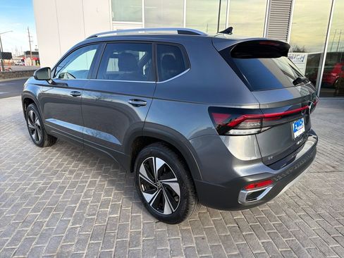 Certified 2025 Volkswagen Taos SE image 5